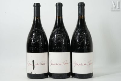 trois bouteilles de vin sont alignées sur une surface blanche