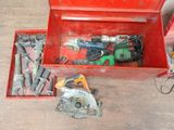 une boîte à outils rouge avec des outils sur le sol