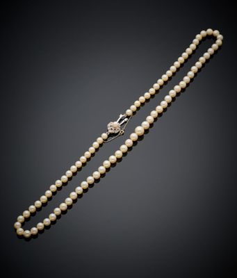 un collier de perles de culture et de diamants