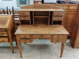 plusieurs meubles, dont un bureau, une chaise et une commode