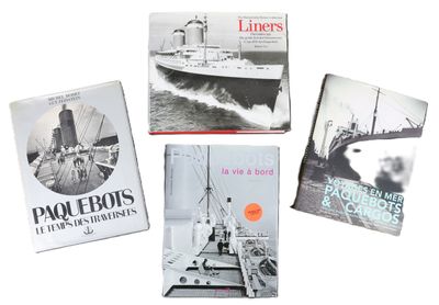 quatre livres posés sur une surface blanche, avec un bateau en arrière-plan