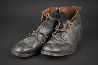 Brodequins canadien. Paire homogène en cuir noir.