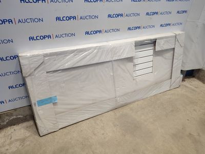 un matelas posé à même le sol devant un mur