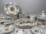 beaucoup d'assiettes, de tasses et de soucoupes sur la table