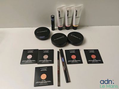 Produits de maquillage de la marque MAC disposés sur une table