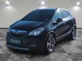 la photo d'une voiture noire garée dans un garage