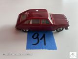 une petite voiture posée sur une feuille de papier