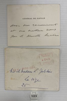 Deux vieilles enveloppes contenant des lettres manuscrites sont posées sur une surface blanche.