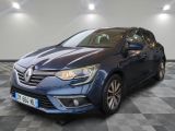 une voiture bleue garée dans un garage au sol en damier
