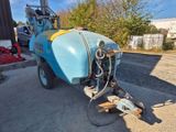une image représentant un tracteur bleu muni d'un tuyau à l'arrière