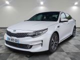la voiture blanche est garée sur un sol en damier dans le garage