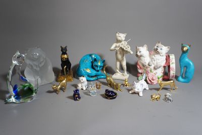 de nombreuses figurines de chats et de chiens posées sur une table