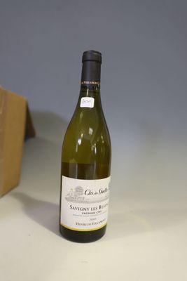 une bouteille de vin posée sur une table à côté d'une boîte