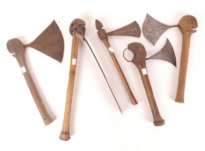 de nombreux types d'outils posés sur une surface blanche
