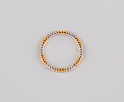 Alliance en or bicolore 18k 750°/°°, poinçon 750, sertie de …