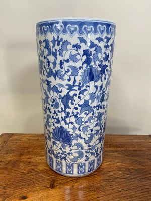 un vase bleu et blanc posé sur une table en bois
