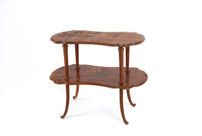 une petite table en bois sur laquelle se trouvent deux étagères