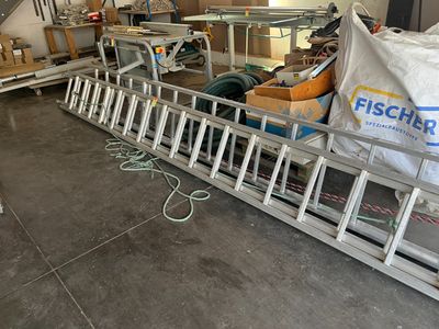 une échelle métallique qui a été placée dans un garage