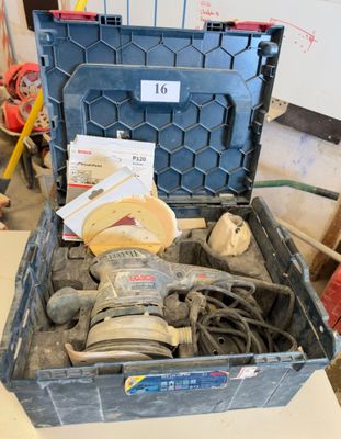 une boîte à outils avec des outils posés sur une table