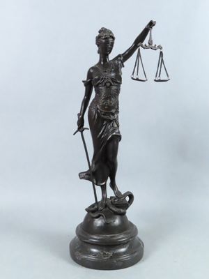 une statue représentant la Justice, tenant une épée et une balance