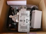 une boîte contenant tout un tas d'appareils électriques