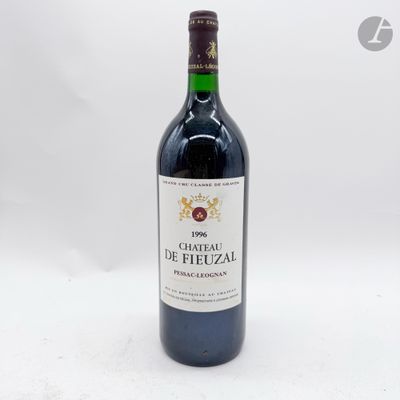 une bouteille de vin posée sur une table