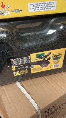 une valise noire posée sur un carton