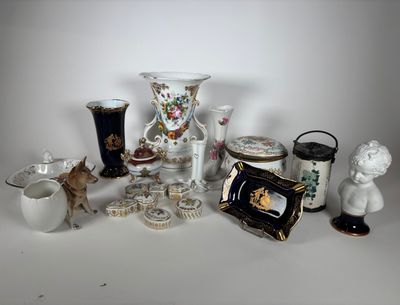 de nombreux vases différents posés sur une table
