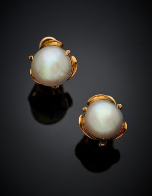 une paire de boucles d'oreilles en perles sur une surface noire