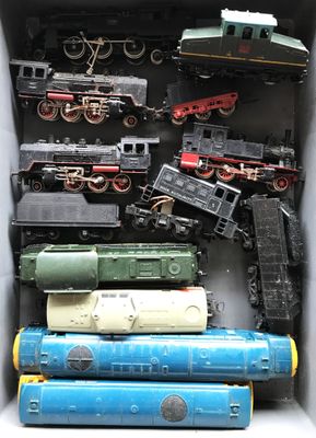 une boîte contenant tout un tas de petits trains