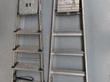 deux échelles accrochées au mur l'une à côté de l'autre