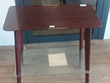 une table en bois avec une porte vitrée en arrière-plan
