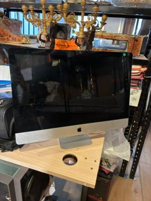 une photo d'un téléviseur posé sur un meuble dans un magasin