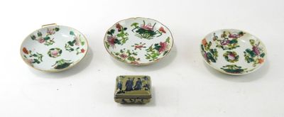 trois petits plats et une petite boîte sont posés sur une table