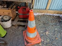 Contenu du reste du cabanon comprenant 2 rolls métal de 5 et… (photo 4)