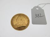gros plan d'une pièce d'or portant une étiquette de prix