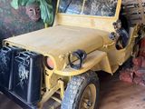 une jeep jaune garée dans un garage