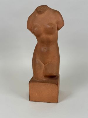 École, XXe. Nu. Sujet en terre cuite sur son socle. - Photo 1