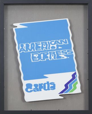 une photo d'une affiche accrochée au mur d'un immeuble