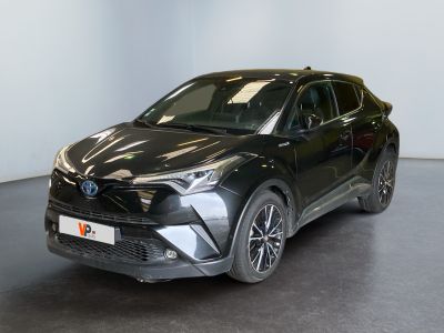 un SUV Toyota C-HR noir garé dans une pièce