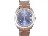 une photo d'une montre-bracelet avec un cadran bleu et un bracelet en cuir marron