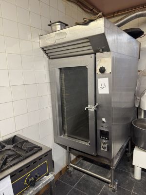 une image d'une cuisine commerciale avec une cuisinière et un four