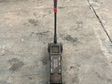 un scooter posé par terre devant un immeuble