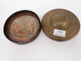 paire de plateaux anciens en métal ornés de motifs décoratifs