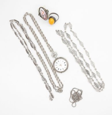 beaucoup de bijoux en argent sur une surface blanche