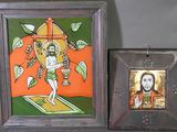 deux images encadrées de Jésus posées sur une étagère, à côté d'une image de Jésus