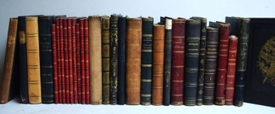 beaucoup de livres empilés les uns sur les autres sur une étagère