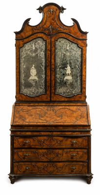 une vieille armoire en bois sur laquelle sont posés deux tableaux