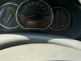 un gros plan sur le tableau de bord d'une voiture avec un compteur de vitesse