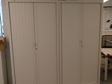 une pièce dans laquelle se trouvent plusieurs armoires et un bureau